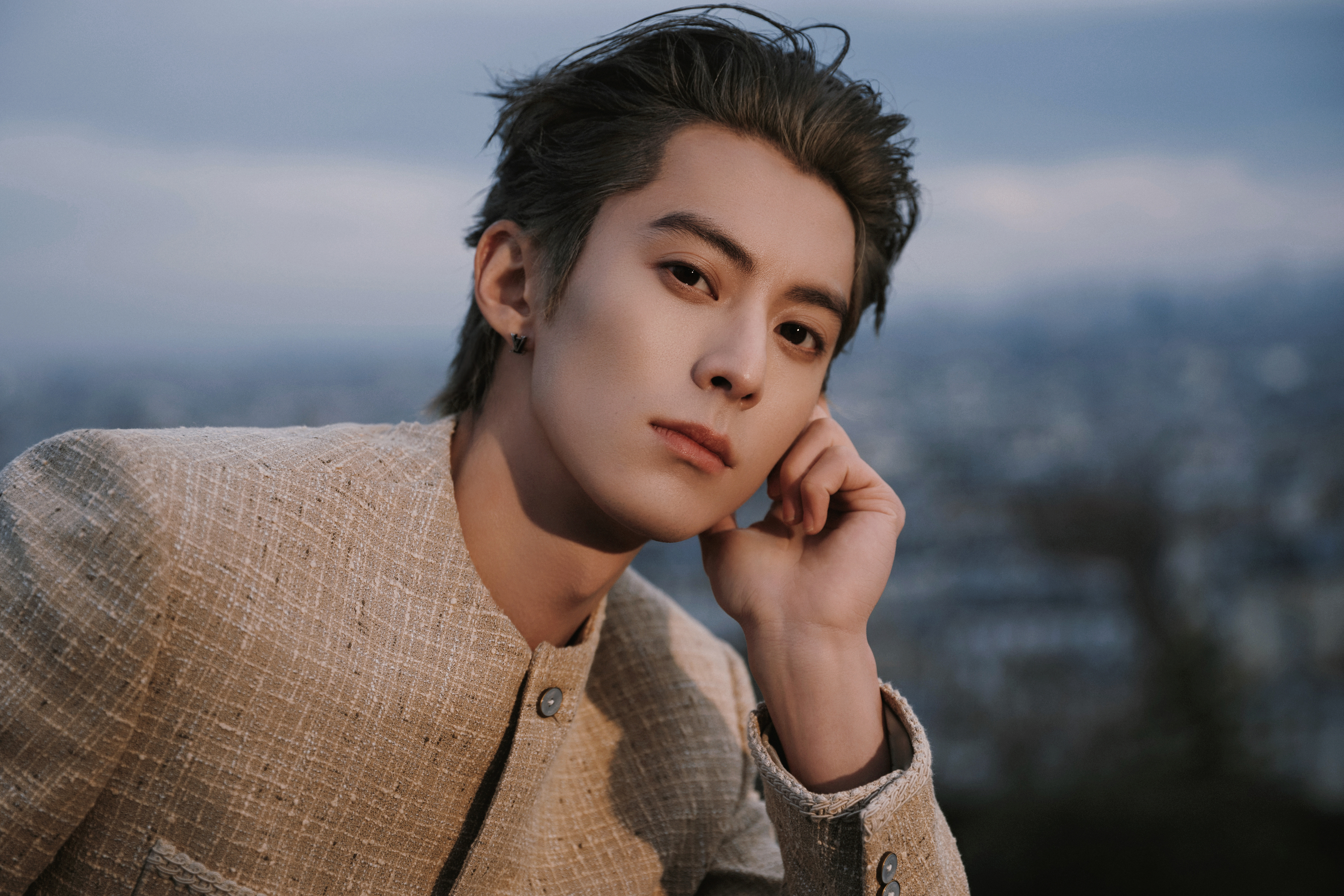 LV大秀男装周巴黎男装周LV大秀，也是王鹤棣升任代言人后的首个时装周，棣棣穿着浅