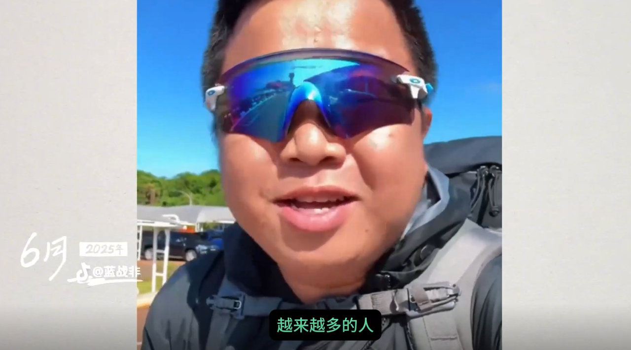 2025的旅行高光时刻 自驾在乡间小路，偶遇一片不知名的花海，和放牛的村民随口闲