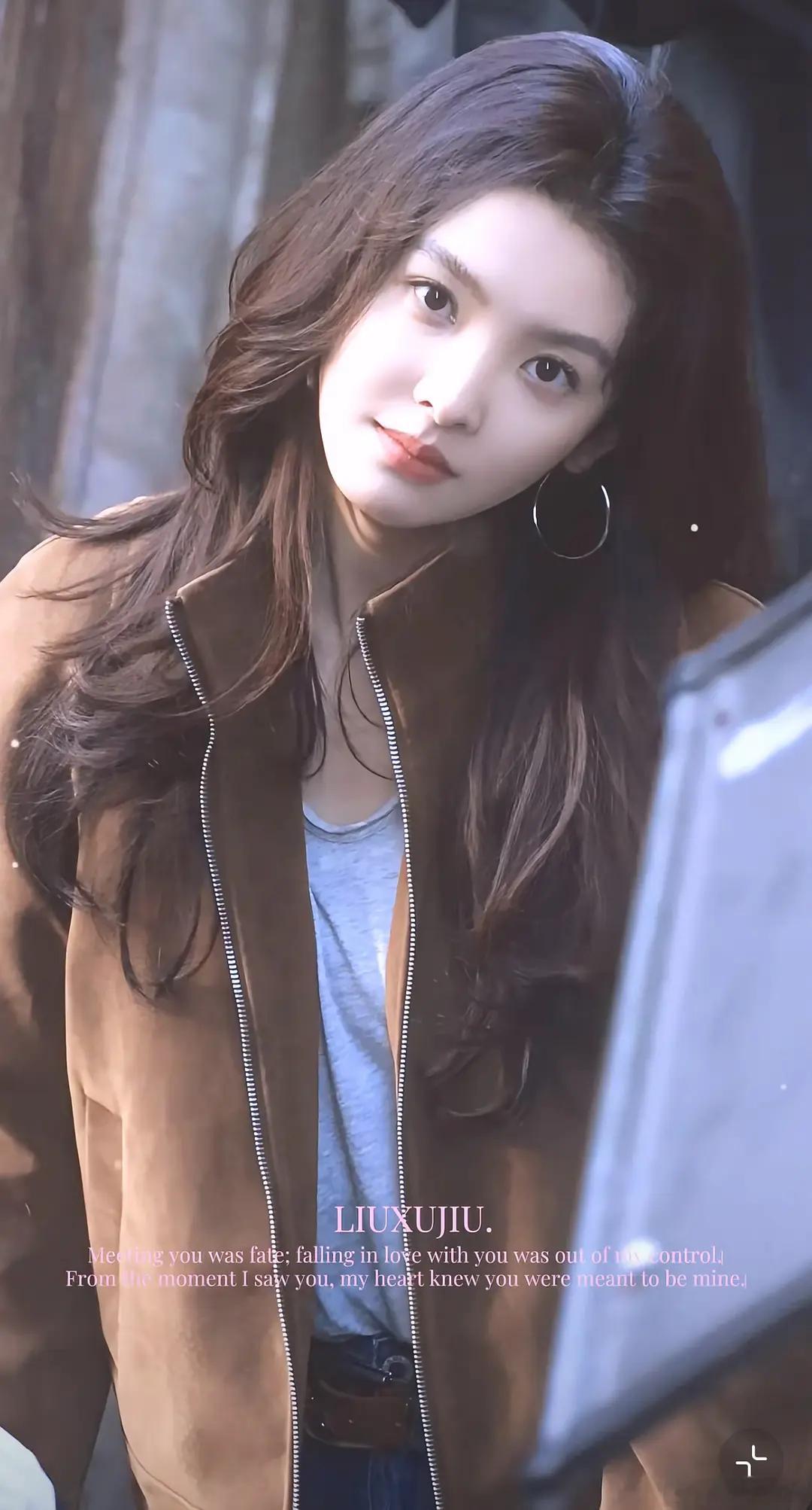 章若楠和邓恩熙在拍现偶剧组路透穿搭撞款了正片应该会删掉吧 