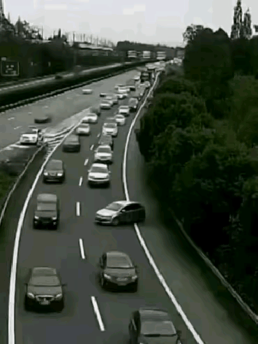 高速公路错过路口，司机想倒回去，这种做法是禁止的，司机这是害人害己啊！万一出了车