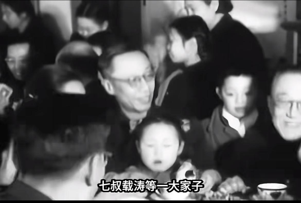 周总理宴请溥仪，饭桌上溥仪说起慈禧旧事，总理听完久久沉默不语

一张老影像，记录