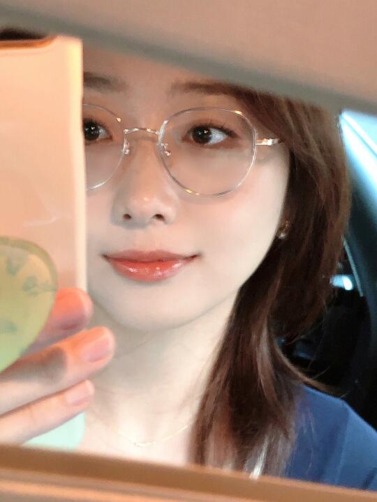 我发现很多高度近视会因为戴眼镜而不自信