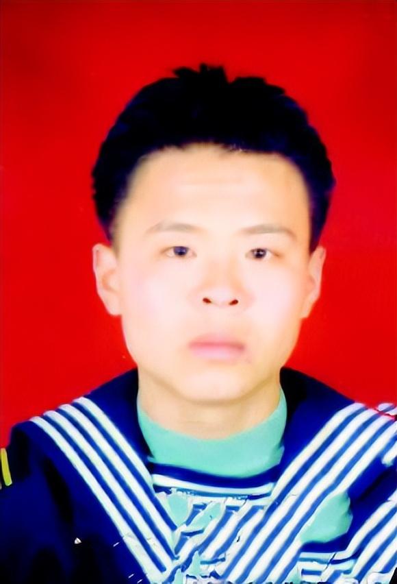 2000年8月，南海舰队的码头上，一声闷响之后，一个22岁的海军班长冲进了火海。