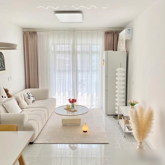 看完广东这位女主的家，我直接被戳中了！广东一女主装了套大白墙不吊顶的房子，墙面顶