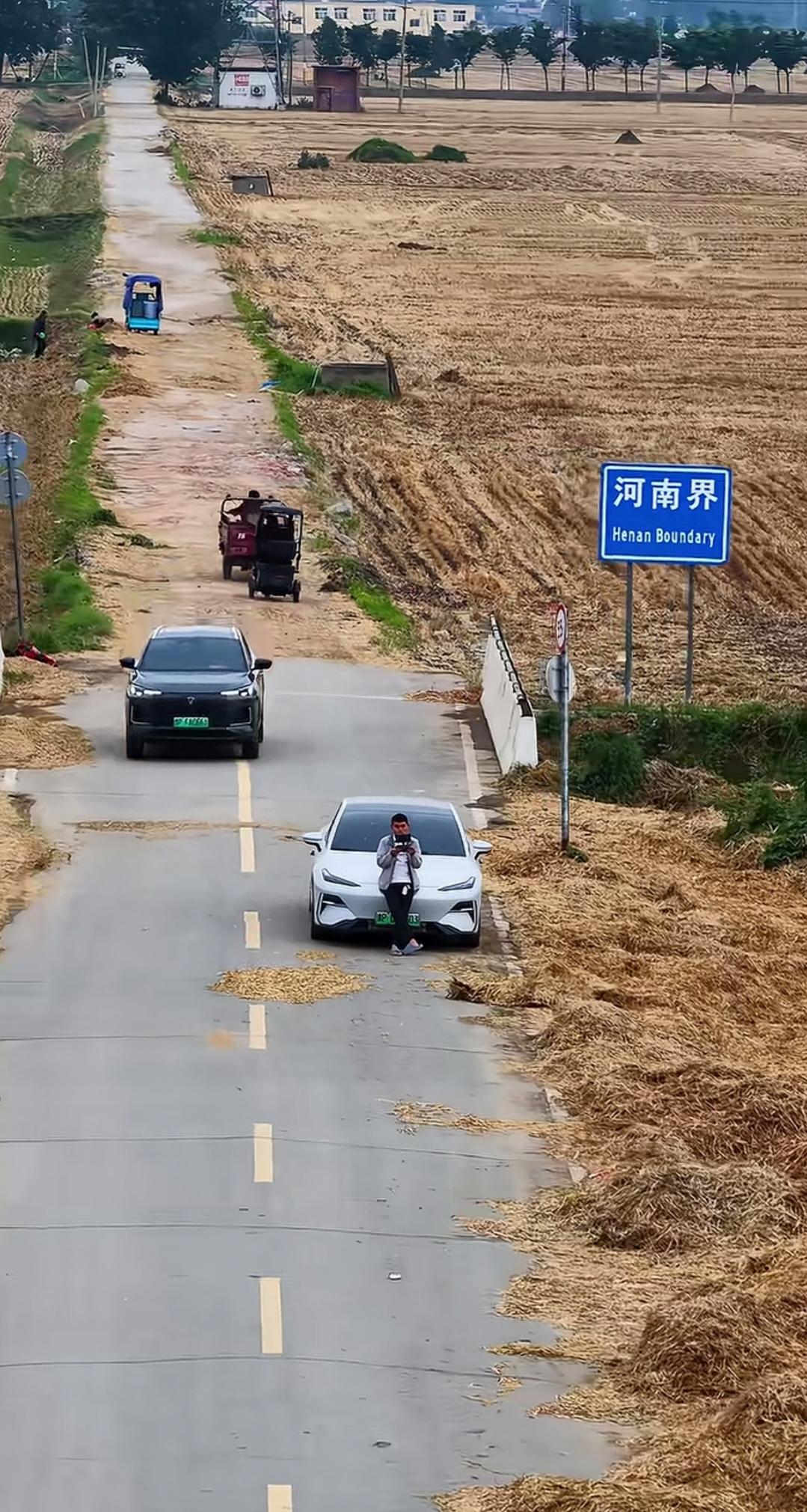 这是一位网友的航拍作品，拍摄地点处于河南与安徽的交界之处。透过航拍视频，我们发现