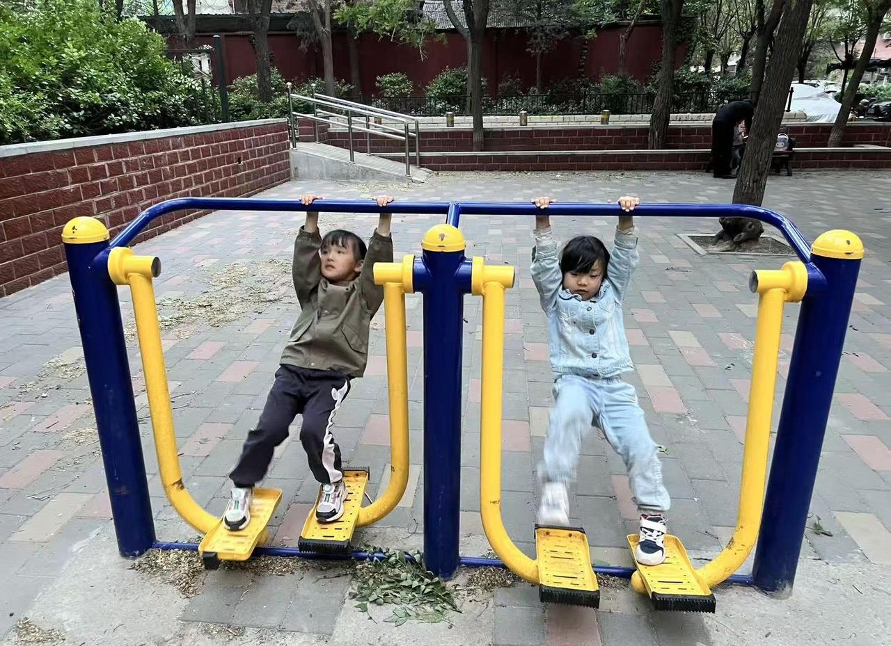 小区用的户外健身器械 运动小搭档 健身器材还可以这么玩 运动小健将 玩健身器材的