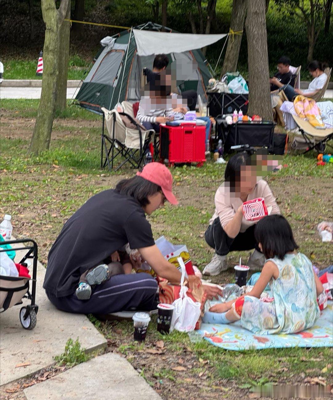 宋宁峰风波后首露面宋宁峰风波后首现身 有网友今天在江苏无锡某公园偶遇宋宁峰带着两