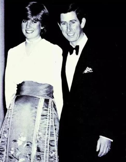 1981年2月，戴安娜与查尔斯订婚。
当天的晚宴上，20岁的戴安娜竟然穿了一件红