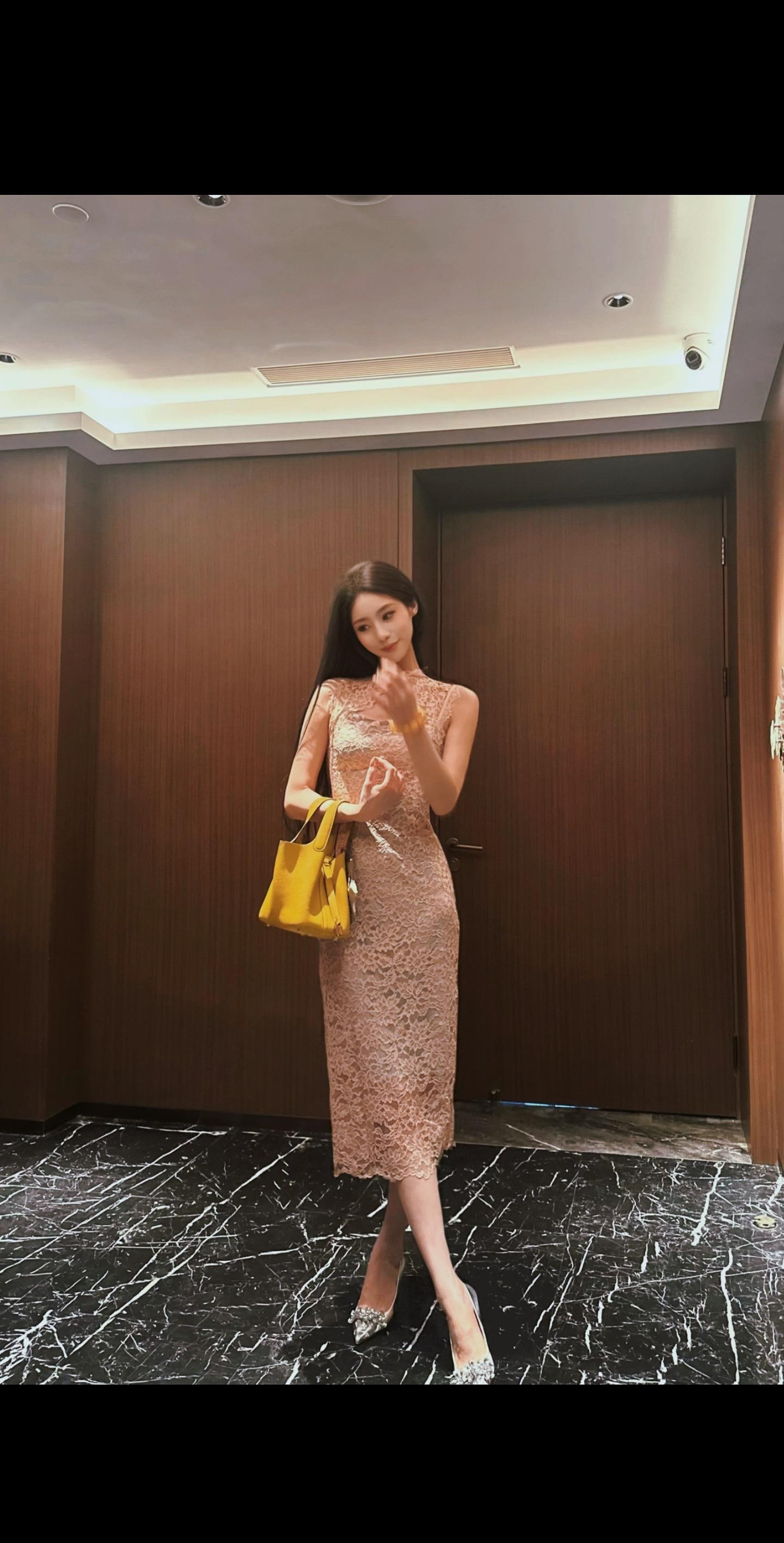 沾衣欲湿杏花雨，吹面不寒杨柳风