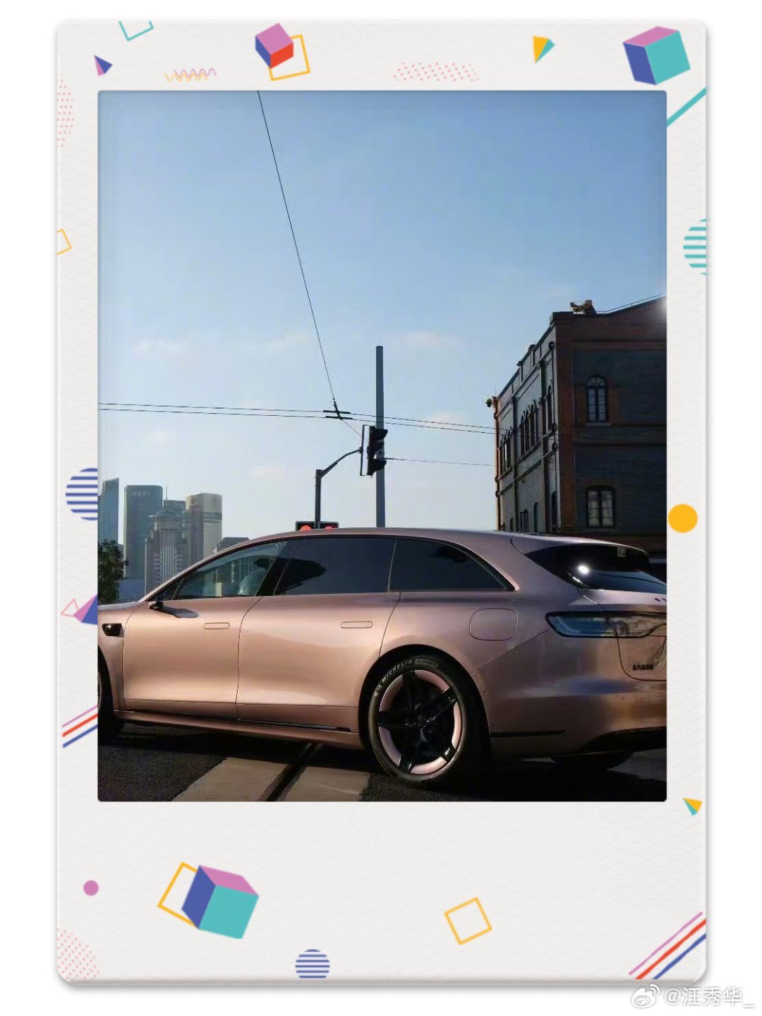 享界S9T粉色实车曝光 粉色车现身上海，温柔又高级，和春天的氛围太搭了，走在街上