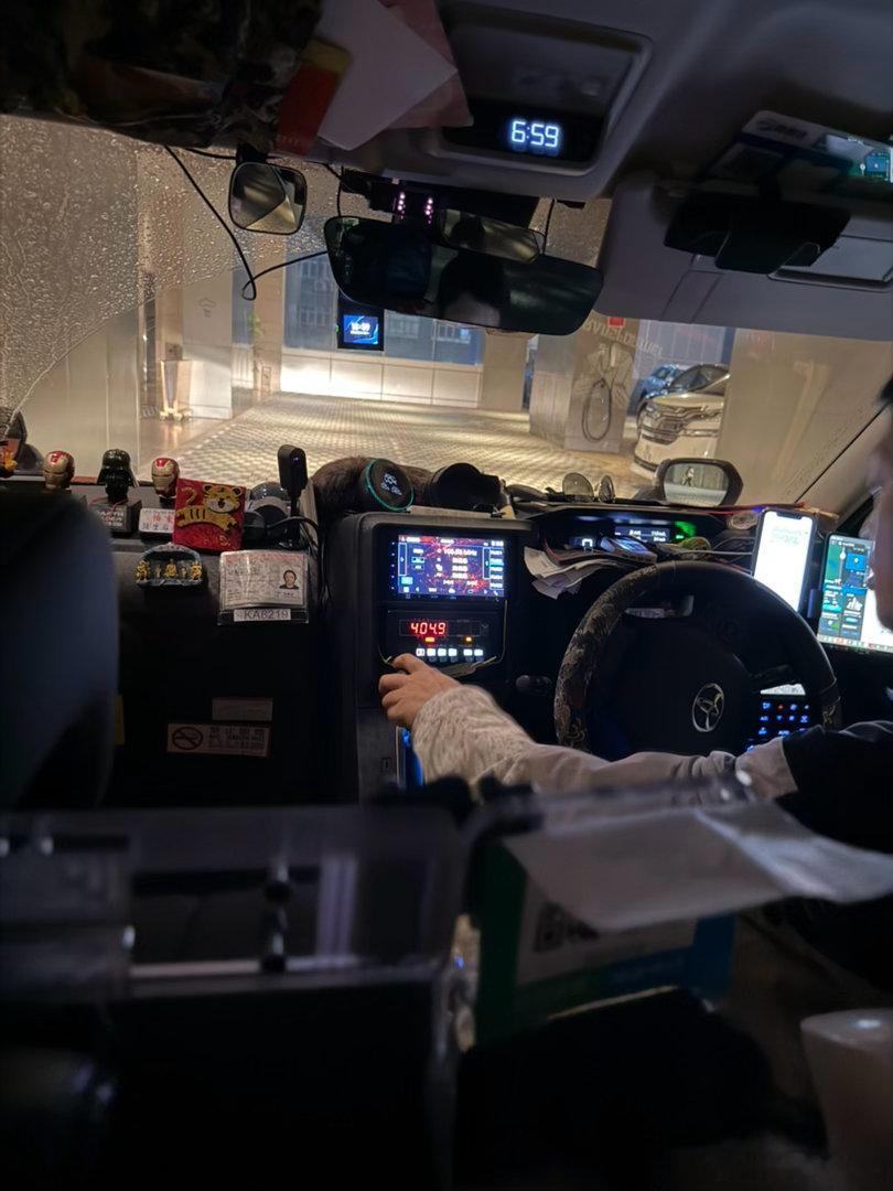 又怎么了？我的大小姐！我不过是打个高价的士来香港溜达一圈！又开始不停的发消息！ 