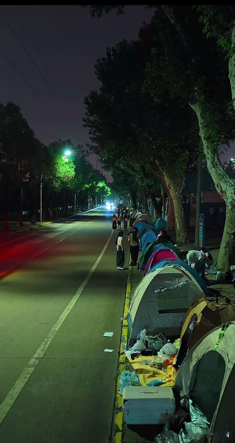 现在武汉音乐节追星族都住帐篷了，
国庆节旅游和看演唱会都挤一块了，
酒店一晚一千