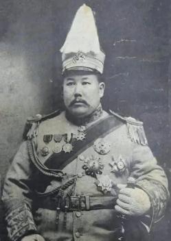1956年，逃到美国后的马鸿逵在私人公寓内，挺着腐败的大肚子，享受着美食，马鸿逵