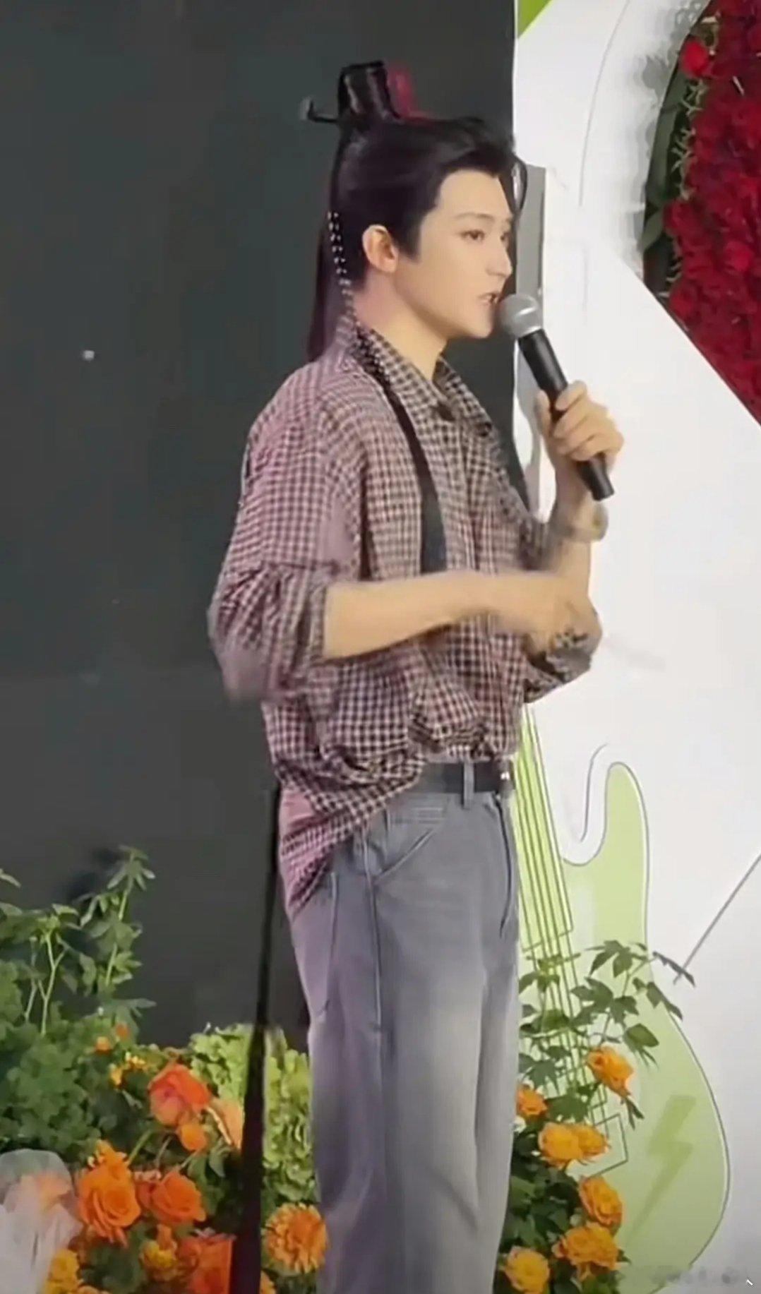 虞书欣那个脸得是侯明昊的2倍大 怎么同框啊 