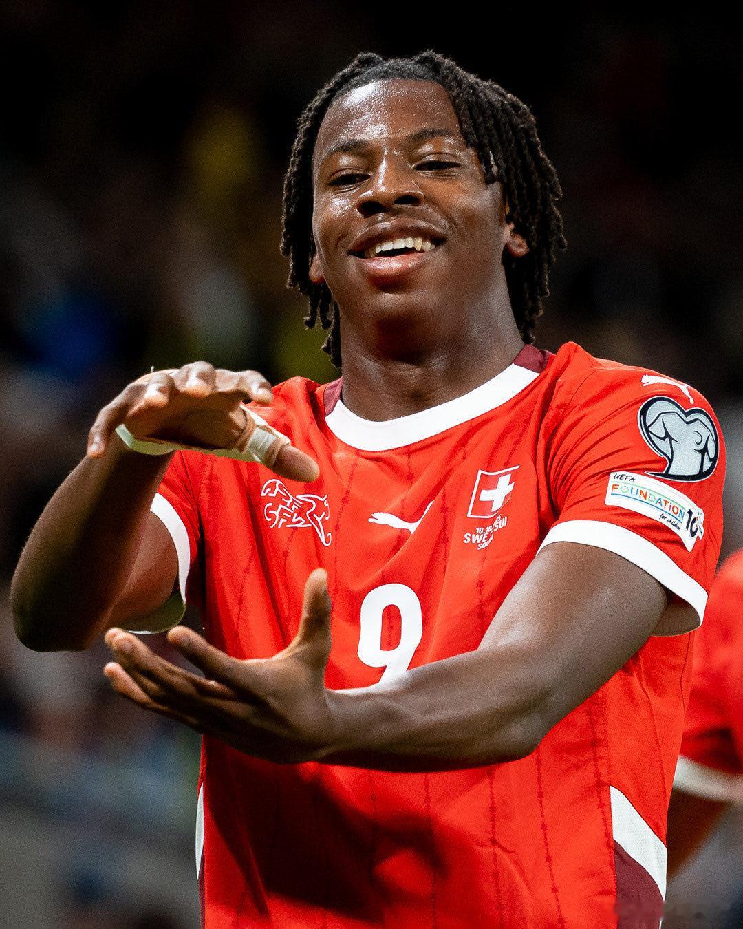 🚨拜仁慕尼黑與巴黎聖日耳曼等頂級俱樂部正密切關注弗賴堡的瑞士中場——約翰·曼贊