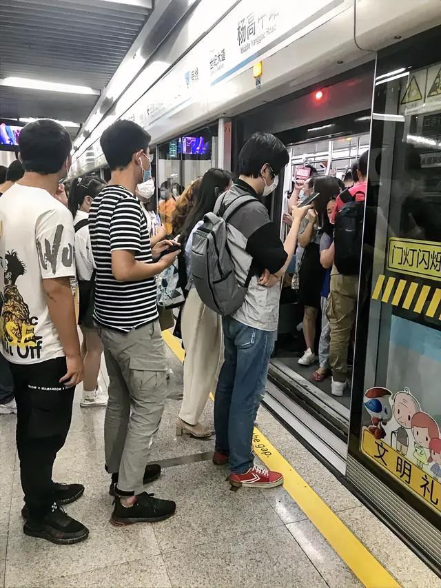 在上海所有地铁线路里，9号线是公认早高峰最挤、压力最大的一条，被无数通勤上班族戏