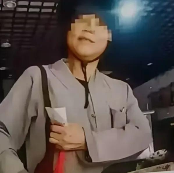 无语了!，江西南昌，一尼姑上门化缘，向主家要香油钱，主家提出让尼姑背一遍心经给自