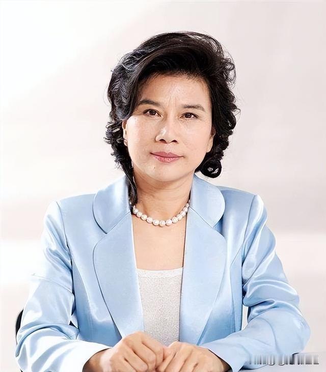 铁骨丹心董明珠 一身情怀铸中华
 
在商界浮沉数十年，太多企业家汲汲营营追逐财富