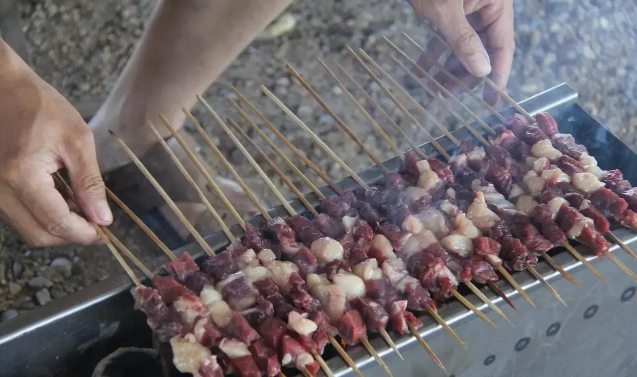 寒冬深夜，新乡街头几个哥们儿冻得直哆嗦，本想找家热乎羊双肠暖身，结果跑了好几家店