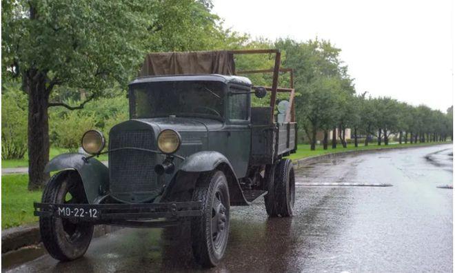 在向阿卡迪夫卡的持续增兵中，俄军出动了90年前的苏制军用卡车，显然，对博物馆而言
