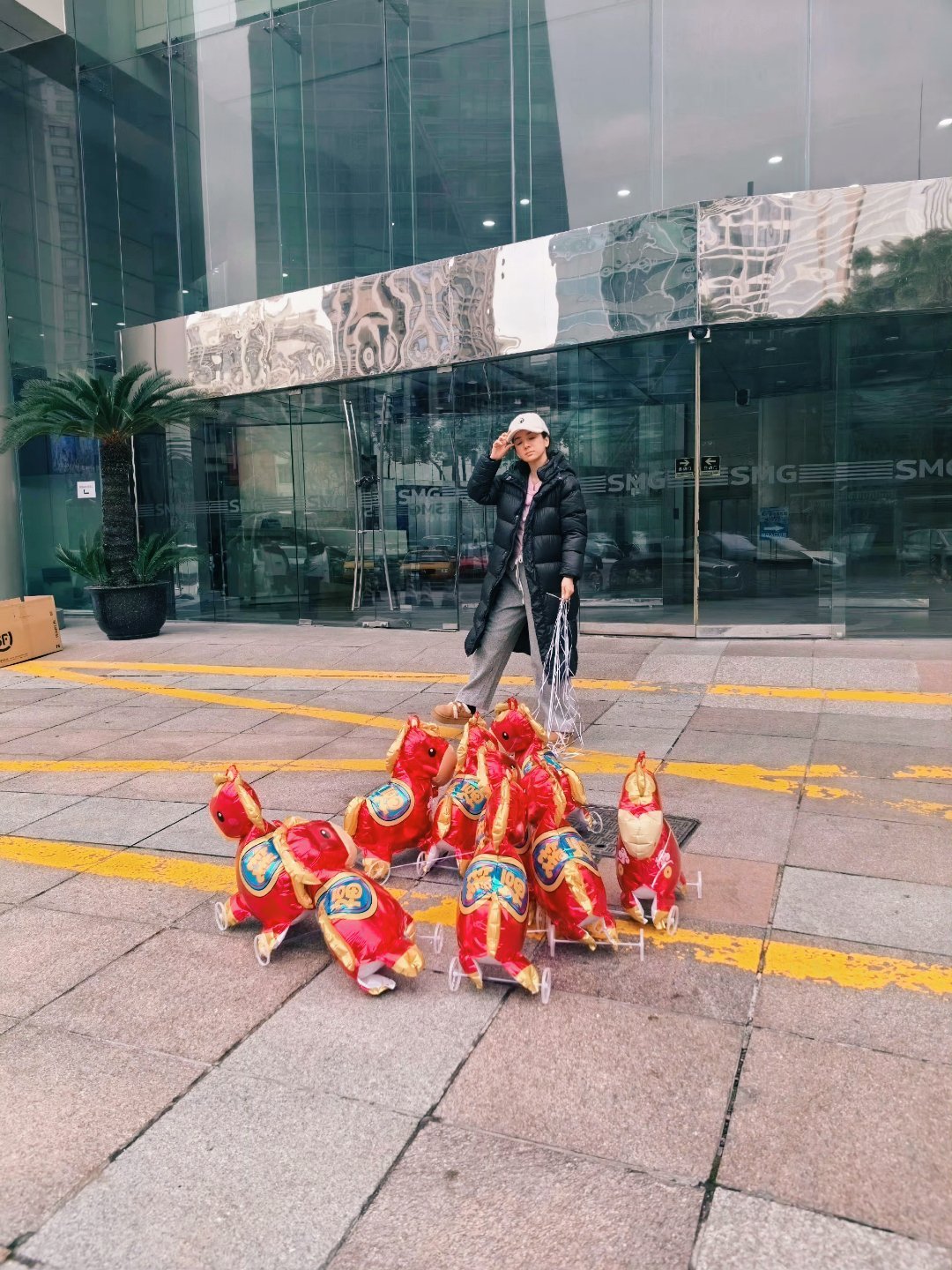 黄奕牵着9匹气球马上班 黄奕也太会了吧！出发录东方卫视春晚，身后牵着9匹气球马，