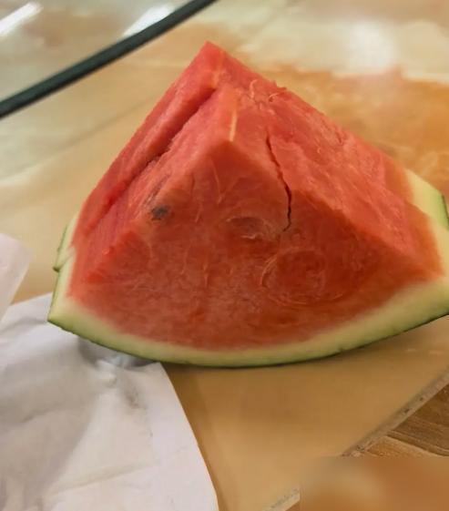 我老公糖尿病三年多了，始终管不住自己的嘴，特别喜欢吃西瓜，每次至少吃两块西瓜。