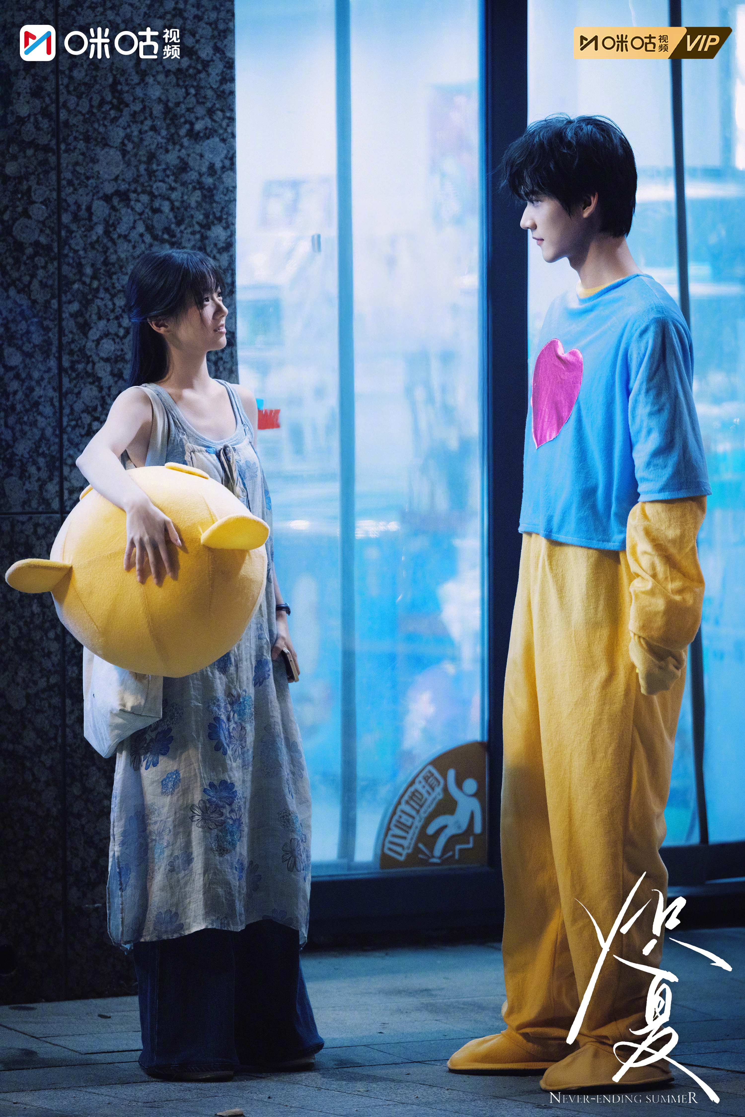 #上咪咕看炽夏# 燥热的天气、笨拙的玩偶服，都挡不住一步一步走向你的脚步。（排名