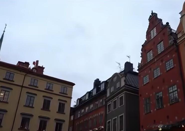 对瑞典人来说，每一分钟的阳光都弥足珍贵。
在 12 月上半月，斯德哥尔摩仅记录到