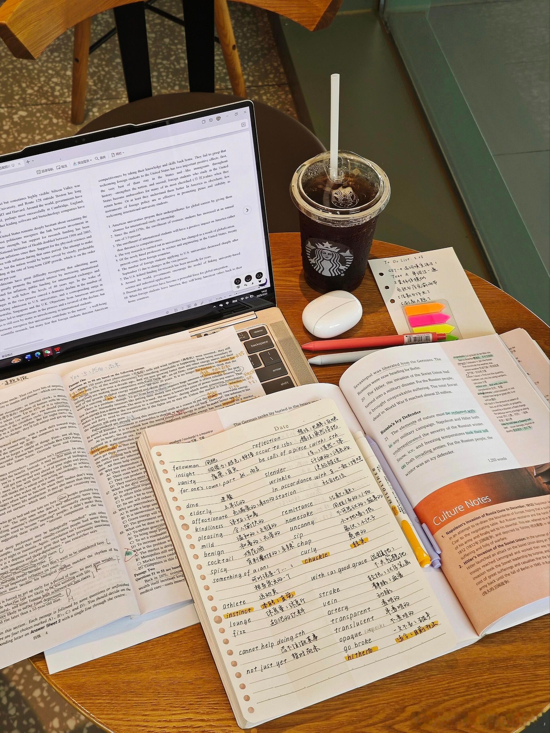 咖啡 角落 一个人 怒学八小时对于一个离了咖啡活不下去的人来说咖啡店是离开宿舍自