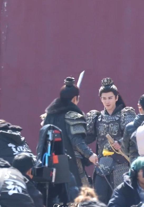 张凌赫严宽同框对戏张凌赫严宽逐玉同框路透严宽：古偶界行走的雕塑；张凌赫：古风漫画