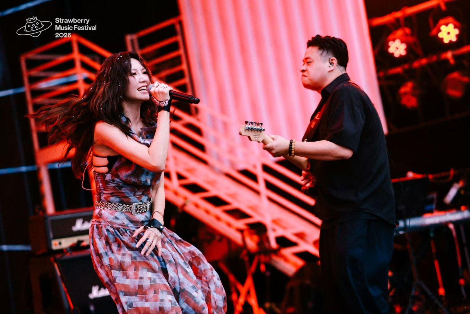 草莓音乐节定格港风温柔瞬间，落幕的成都草莓音乐节氛围感拉满，嗓音温婉澄澈，唱腔从
