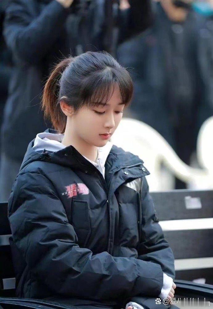 杨紫的颜值忽高忽低，有时看着好惊艳，有时看着又平平无奇，不过演技一直在线。 ​​
