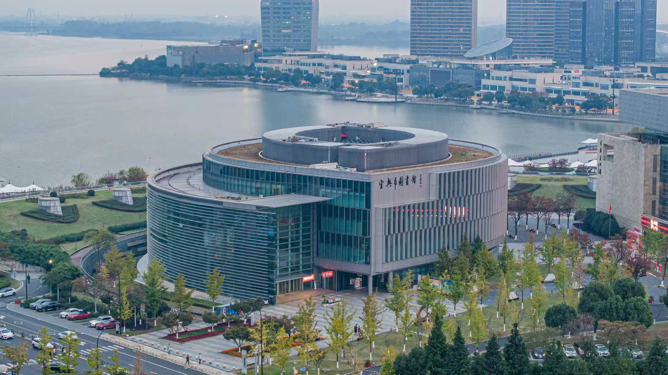 「现代社会人被物质目标、流量审美、外部评价裹挟，不停追逐功利目标，内心漂泊动荡；