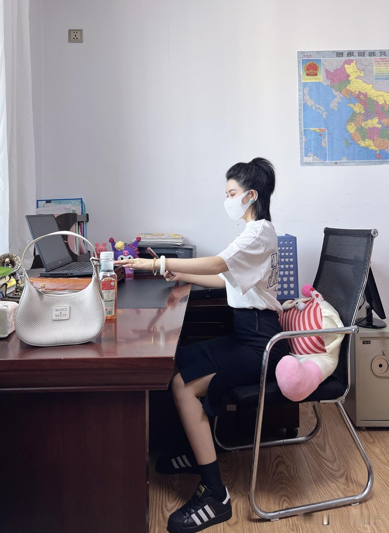 今天被同事的新造型惊艳到了！一身穿搭气质拉满，我还以为是大牌，结果人家说上衣29