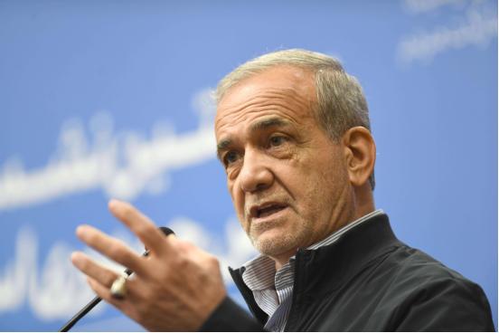 这次伊朗一点面子都不给美国留，最高领袖的军事顾问穆赫辛·雷扎伊，当着全国观众的面