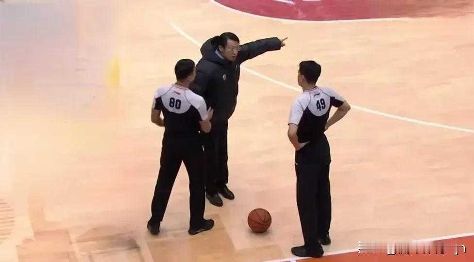 CBA历史首次出现的奇葩罚单！

谁能想到俱乐部董事长竟然也会吃到罚单！

昨晚
