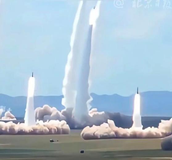 《解放军多条备战视频相继发布，信息量很大，画面曝光》近日，中国军号、中国军网、西