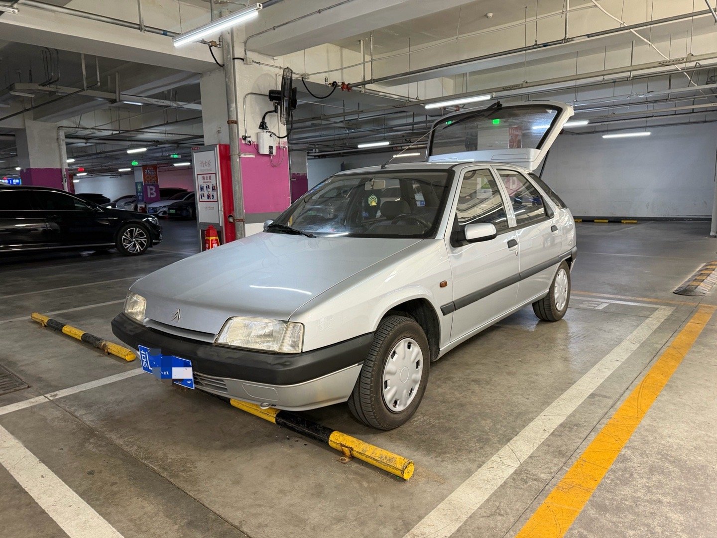 好板正的富康啊！湖北人看了两眼放光。并且还给弄成了西班牙版的外观造型，和神龙版的