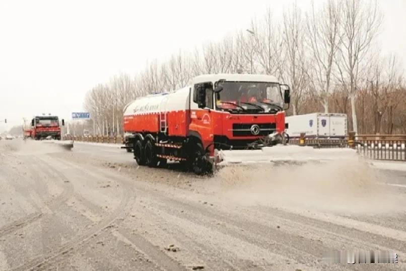 东营积雪清扫：及时高效，城市主干道，基本做到了：雪停雪清。
3月3日早上驾车看到