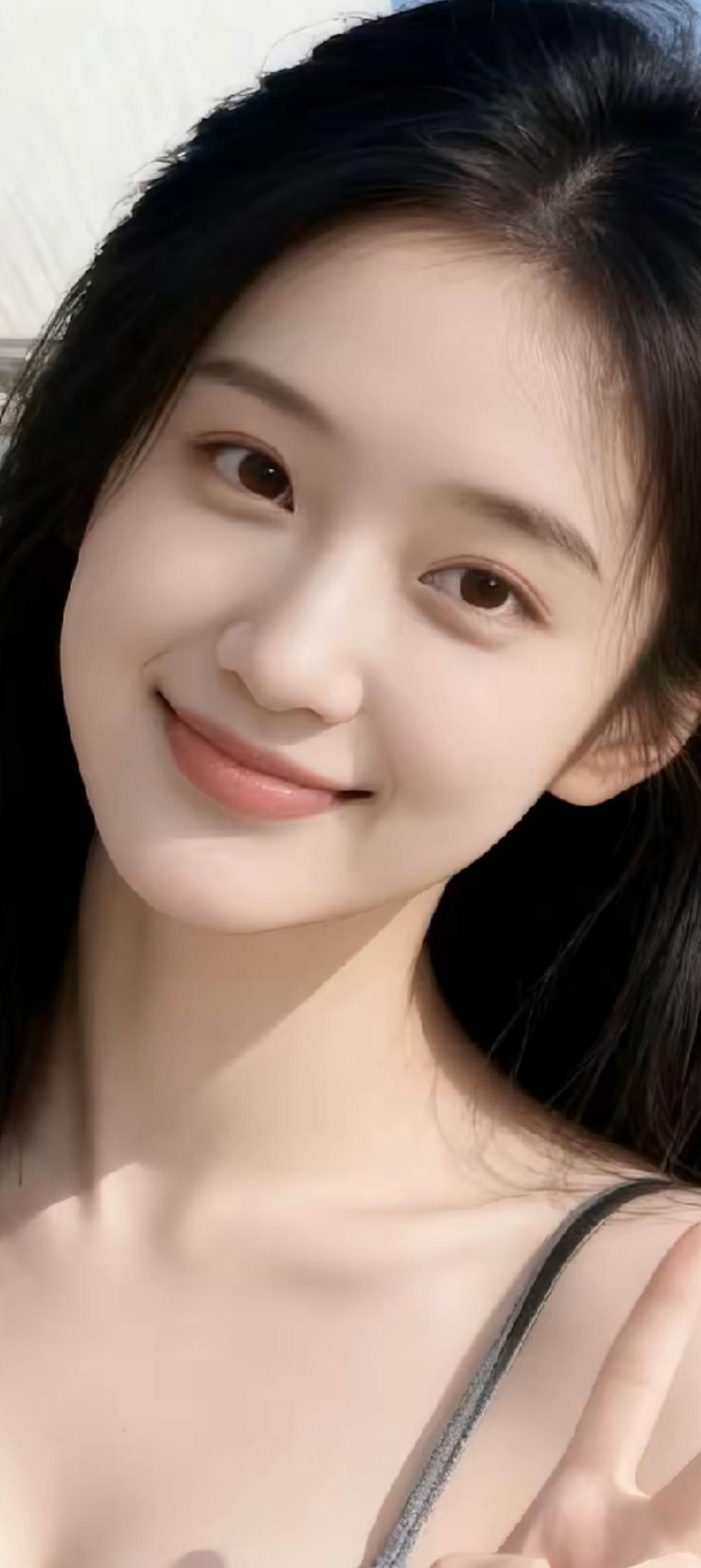 阳光明媚的午后，微笑女孩与和平手势的完美结合，散发着青春与活力的气息。