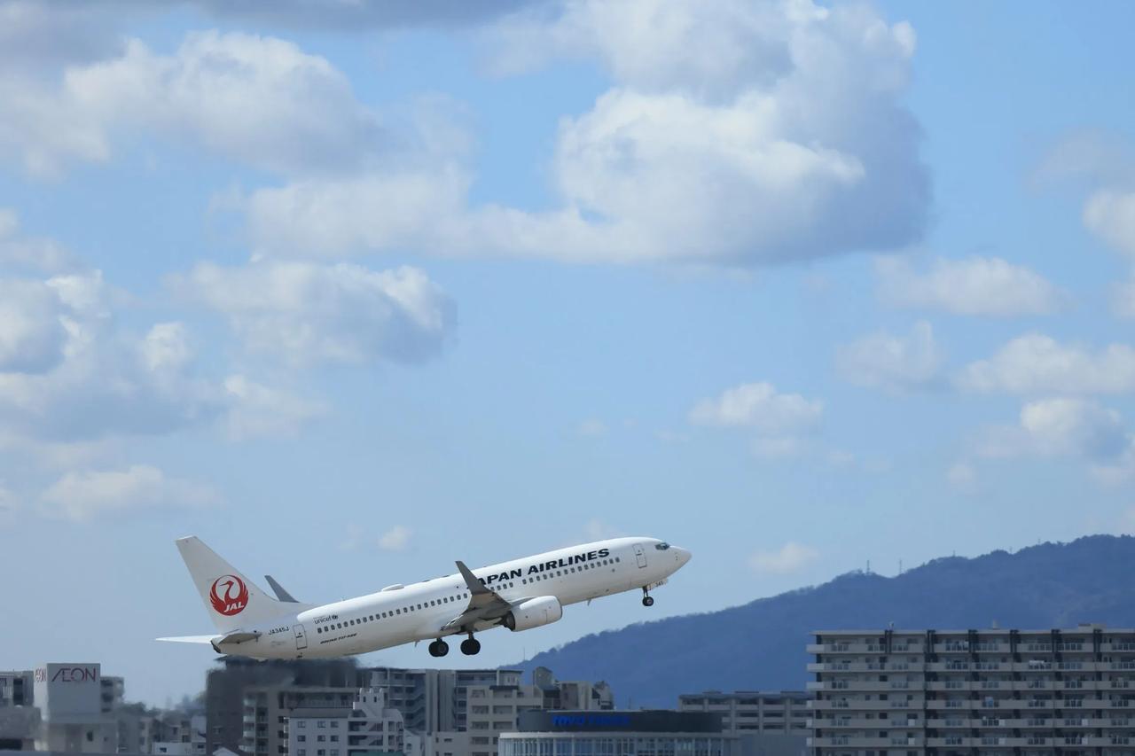 大阪机场候机中，即将飞往东京，然后再飞北海道网走女满别机场。
大阪伊丹机场起降的