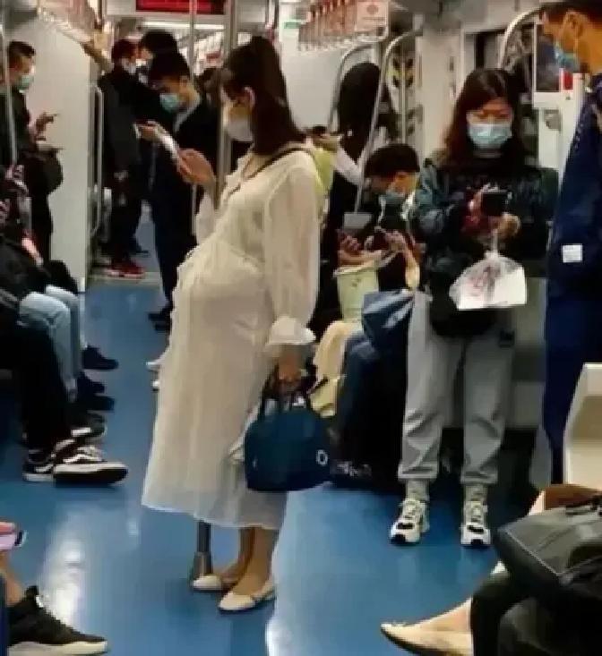 早高峰二号线上，七个月肚子的孕妇硬生生站了五站。
车厢晃得她腿发抖，最后只能蹲下