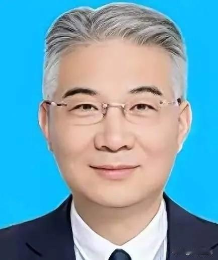 看了这个曾经的重庆市财政局长，重庆市政府原参事封毅的通报，心里十分惊叹，此人竟然