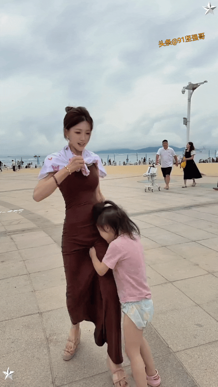 是谁说女儿乖的？又烦又暴力……
