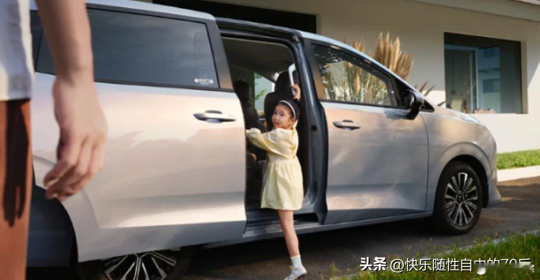 当下家用MPV市场风云变幻，五菱星光730的登场犹如一颗精准投入的深水炸弹，以7