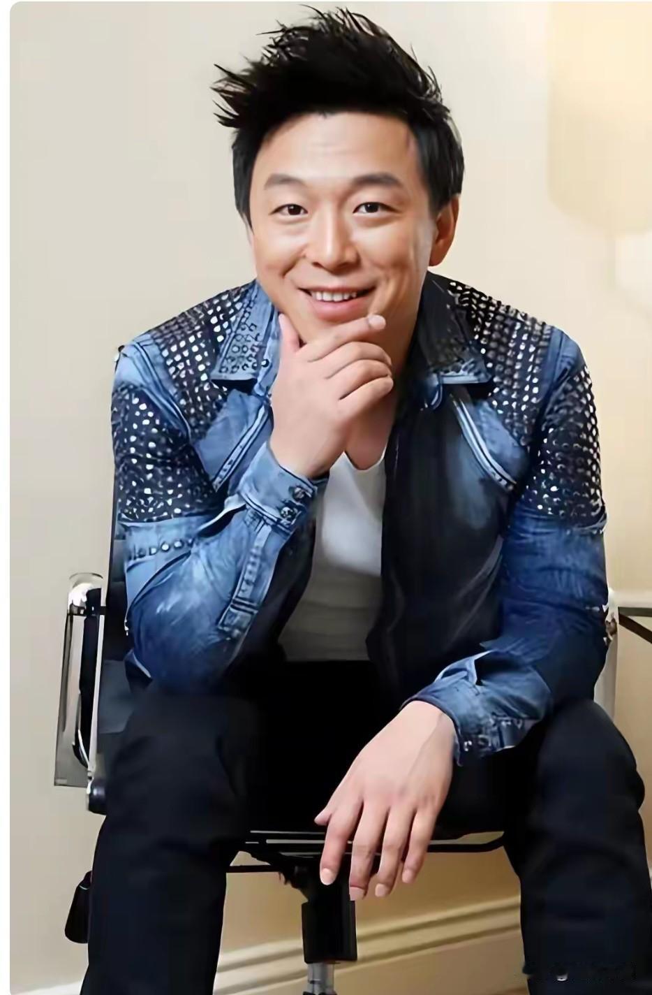黄渤妈妈基因强大，一双儿女都随她。看，黄渤和姐姐跟母亲样貌是不是高度相像？
