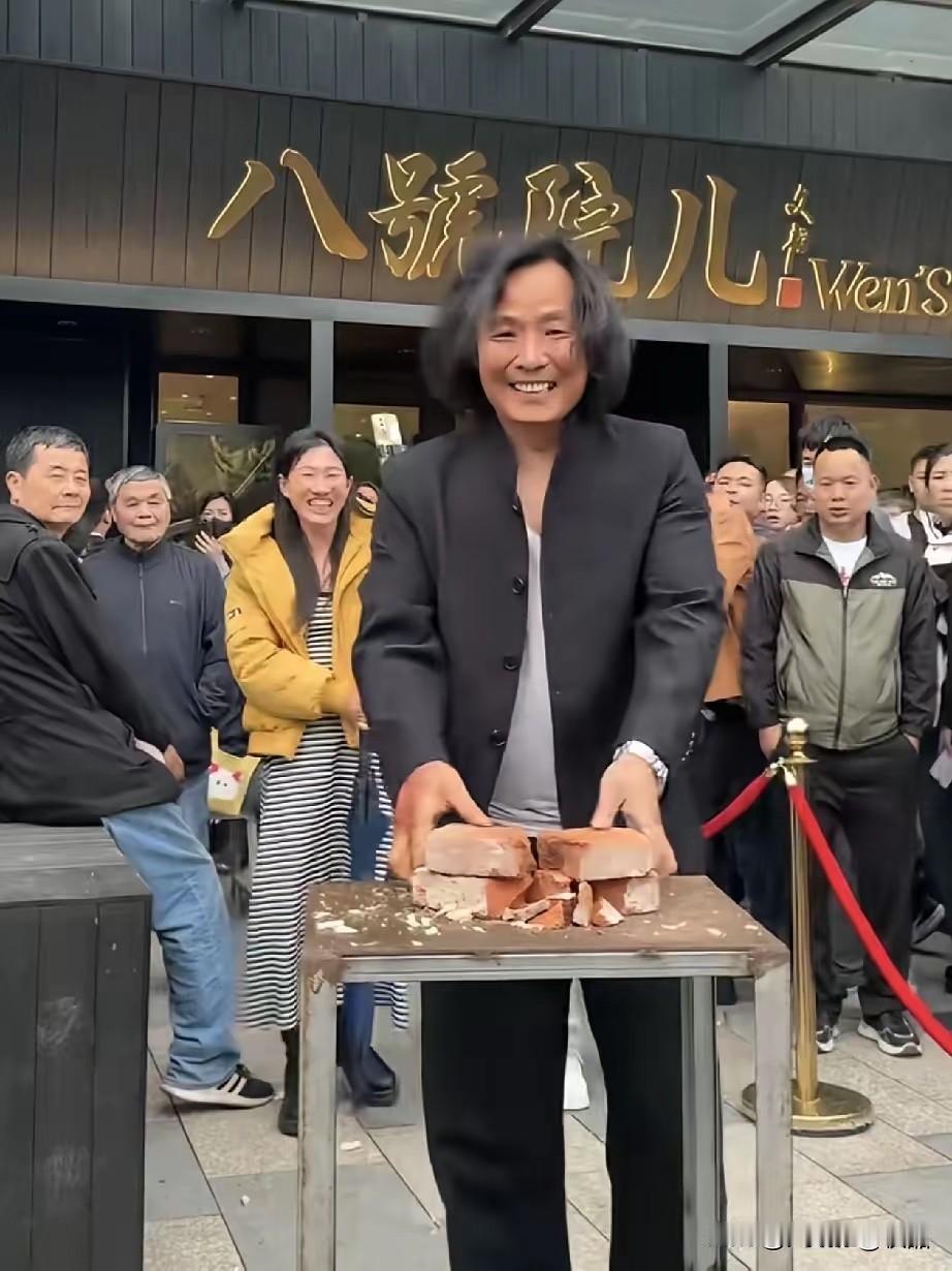 铁拳出现在文章老师的面馆前。还是一套行云流水般的砸砖头，砸甘蔗，铁拳的表演引来了