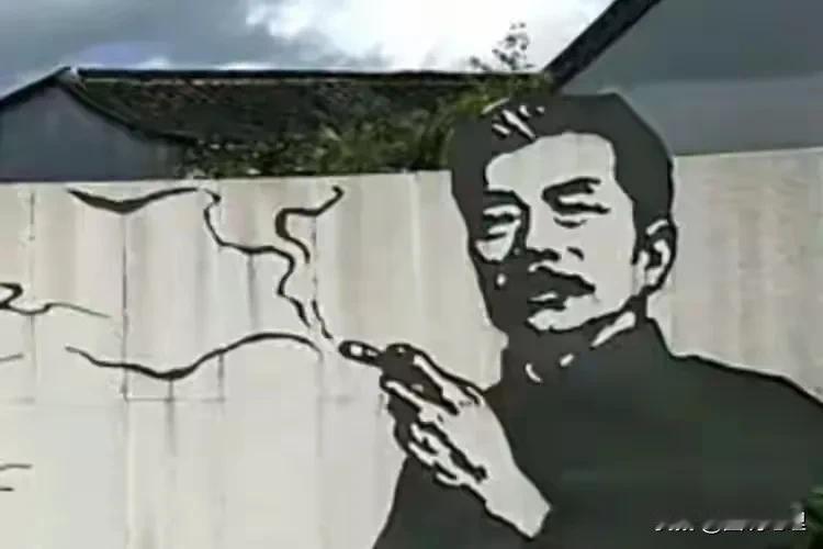 我一个不抽烟的，最近为啥老是刷到禁烟的视频？
一个是有个女的投诉高铁站台有人抽烟