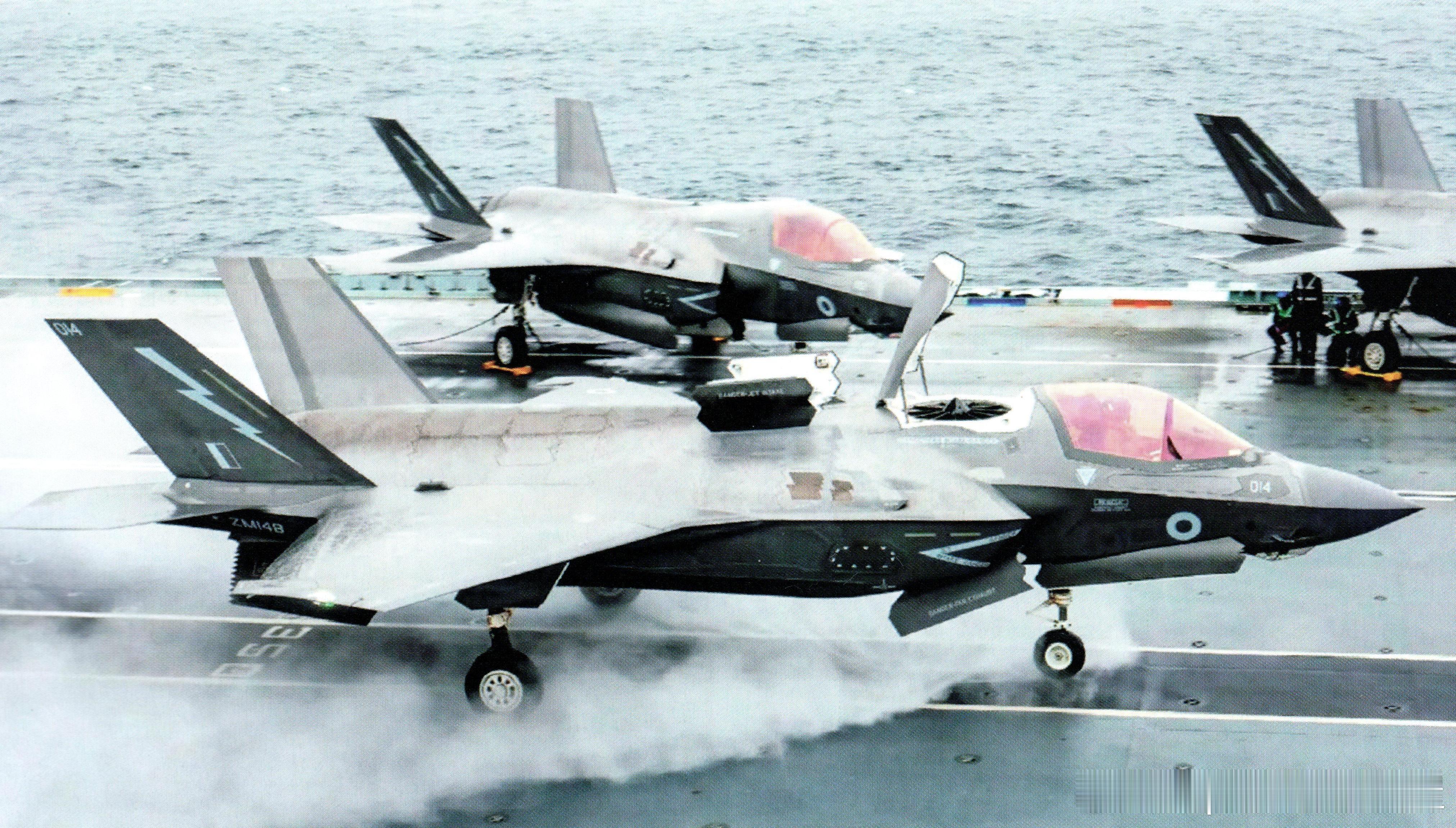 2025年4月英国海军“威尔士亲王”号航空母舰飞行甲板上，1架F-35B战斗机准