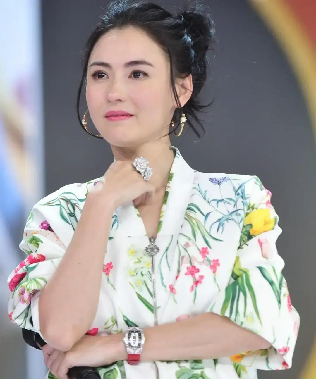 张柏芝卷入与余毓兴的1276万元合约纠纷案，庭审中情绪失控引起关注。
事情起因是